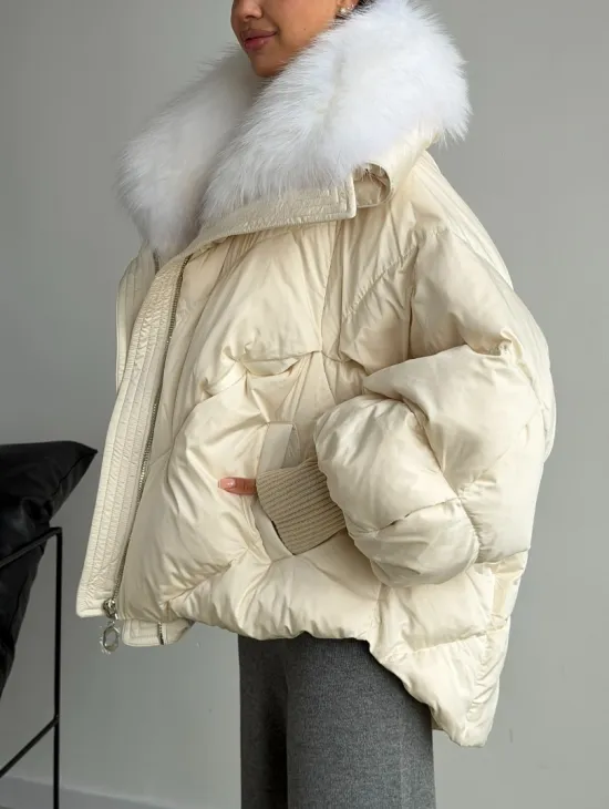 Бежевый зимний пуховик