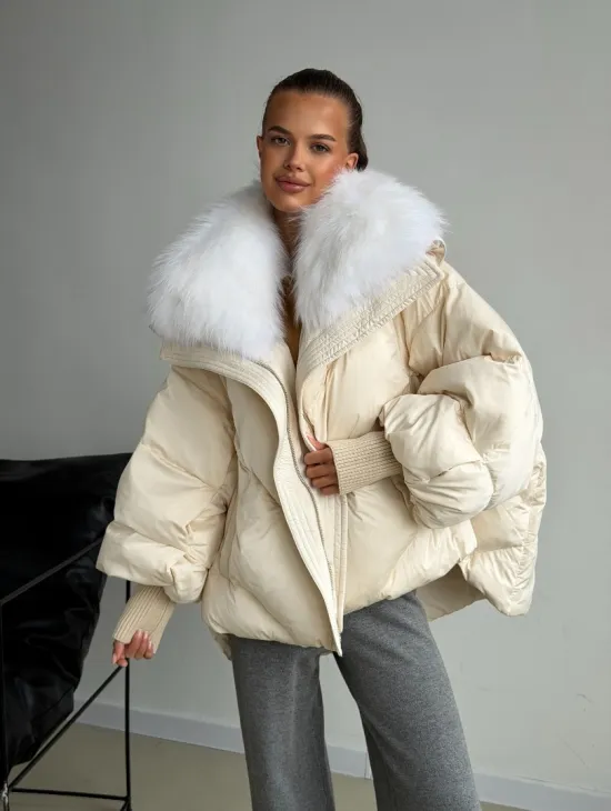 Бежевый зимний пуховик
