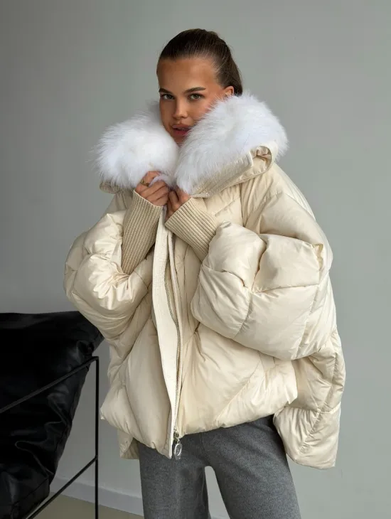 Бежевый зимний пуховик