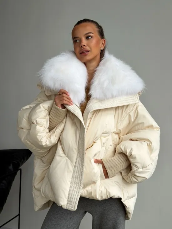 Бежевый зимний пуховик