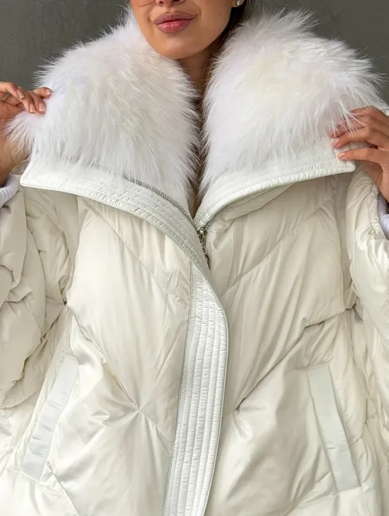 Белый зимний пуховик с мехом