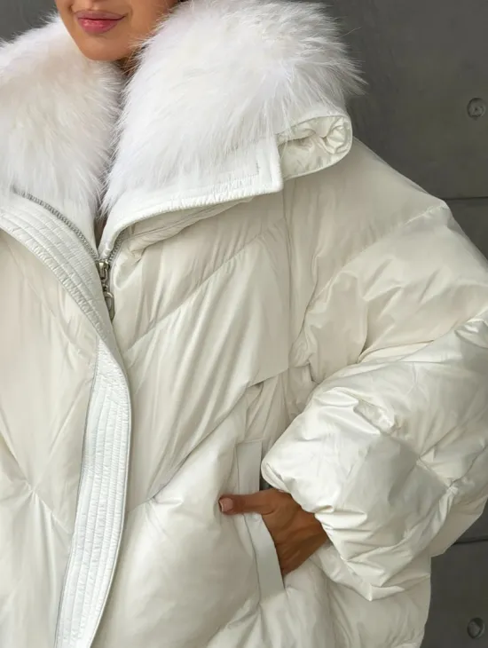 Белый зимний пуховик с мехом