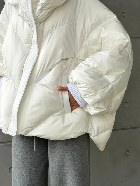 Белый зимний пуховик с мехом