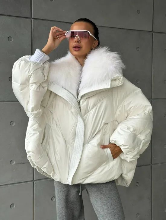 Белый зимний пуховик с мехом