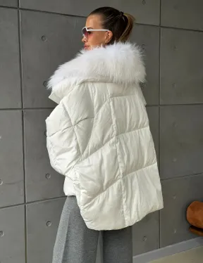Белый зимний пуховик с мехом