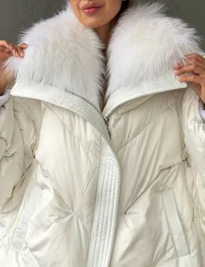 Белый зимний пуховик с мехом