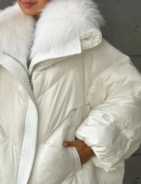Белый зимний пуховик с мехом