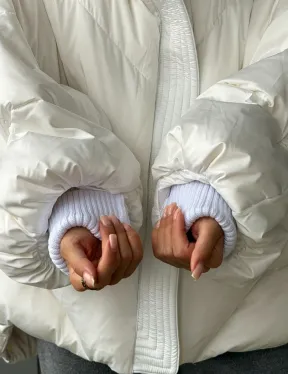 Белый зимний пуховик с мехом