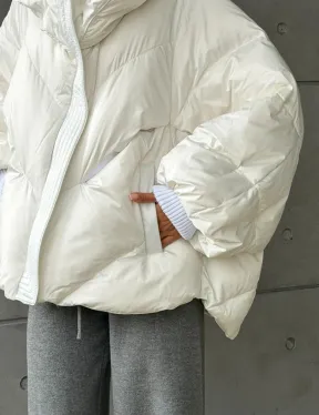 Белый зимний пуховик с мехом