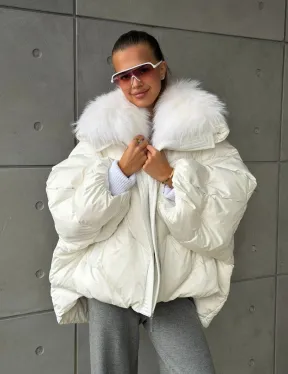 Белый зимний пуховик с мехом