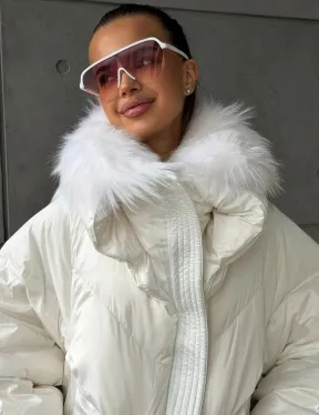 Белый зимний пуховик с мехом