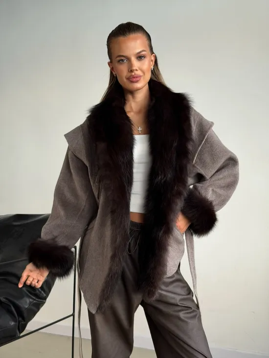 Пальто с мехом фишера