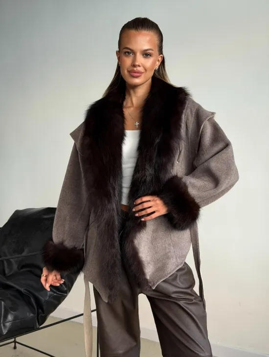 Пальто с мехом фишера