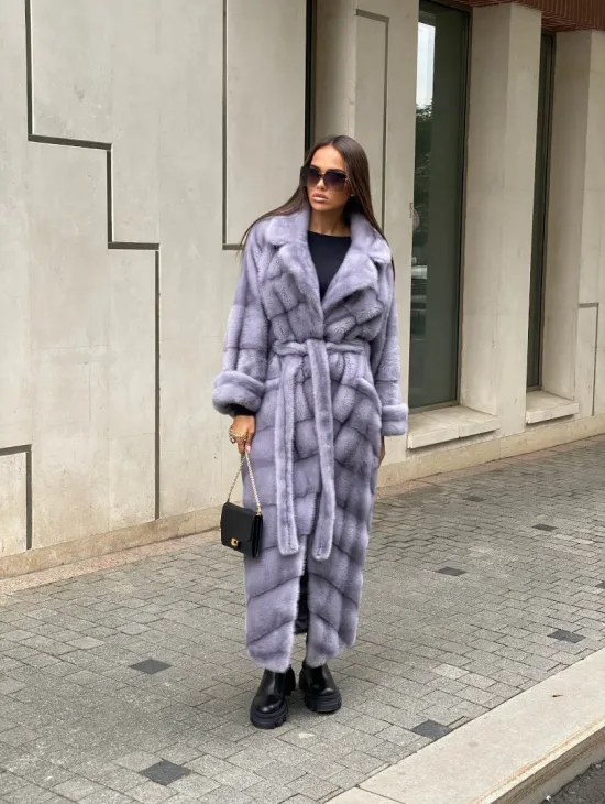 Удлиненная голубая норковая шуба с английским воротником