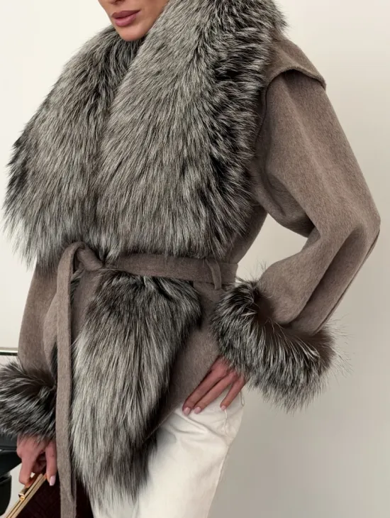 Полупальто с мехом чернобурки