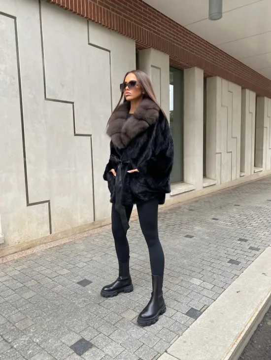 Норковая шуба летучая с воротником из меха куницы в черном цвете