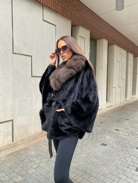 Норковая шуба летучая с воротником из меха куницы в черном цвете