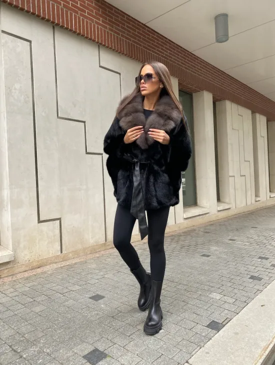 Норковая шуба летучая с воротником из меха куницы в черном цвете