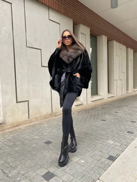 Норковая шуба летучая с воротником из меха куницы в черном цвете