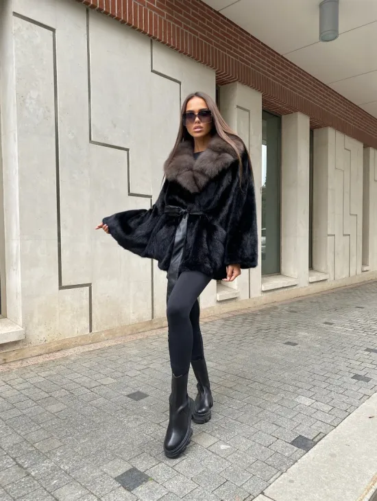 Норковая шуба летучая с воротником из меха куницы в черном цвете