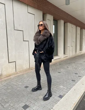 Норковая шуба летучая с воротником из меха куницы в черном цвете