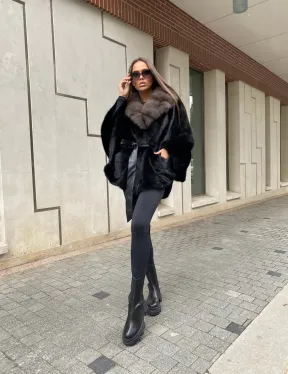 Норковая шуба летучая с воротником из меха куницы в черном цвете