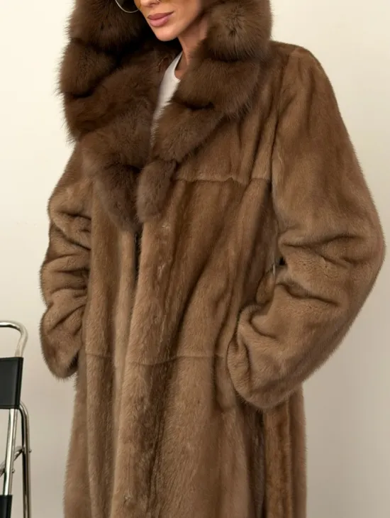Длинная норковая шуба с капюшоном куница