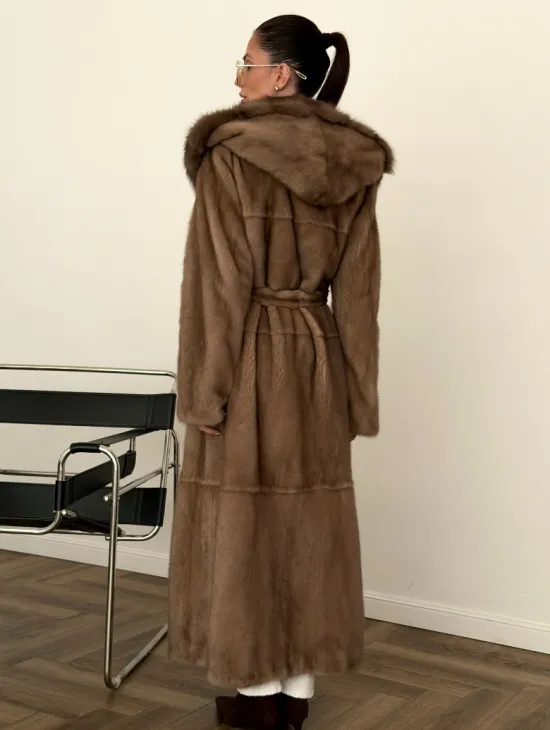 Длинная норковая шуба с капюшоном куница
