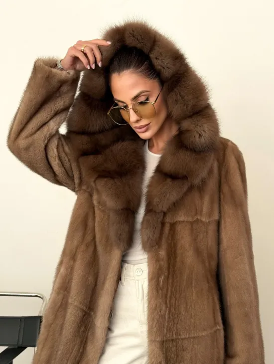 Длинная норковая шуба с капюшоном куница