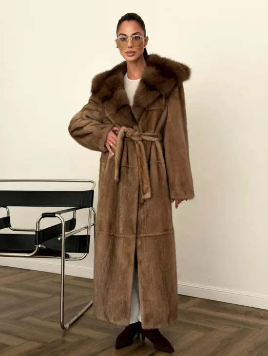 Длинная норковая шуба с капюшоном куница