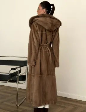 Длинная норковая шуба с капюшоном куница