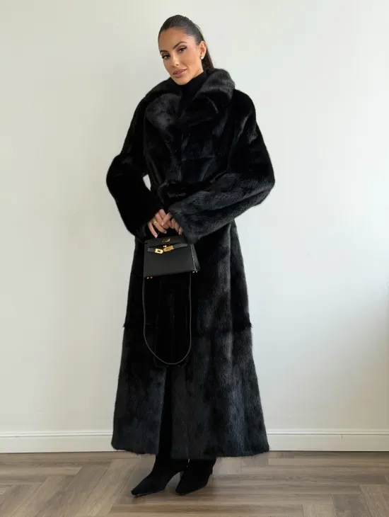 Черная шуба из меха норки - классический стиль