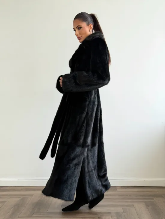 Черная шуба из меха норки - классический стиль