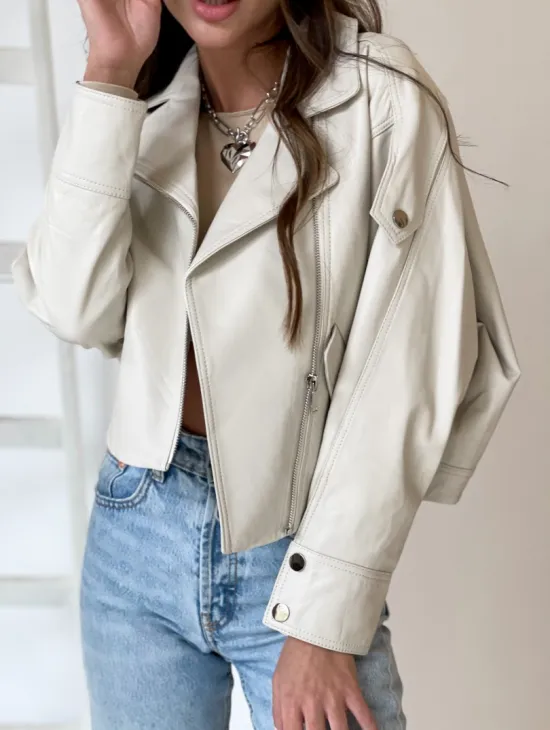 Белая короткая кожаная куртка