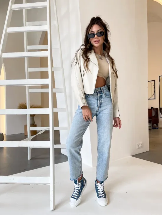 Белая короткая кожаная куртка