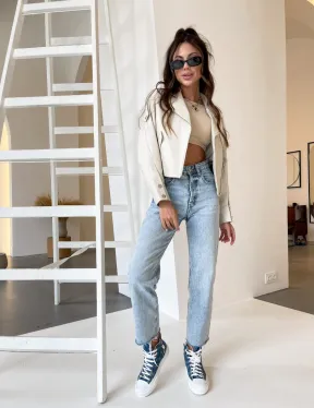 Белая короткая кожаная куртка