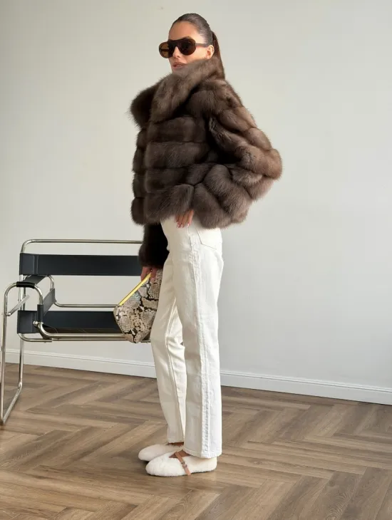 Короткая шуба из куницы - цвет трюфель