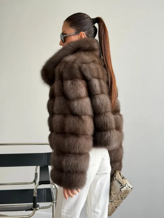 Короткая шуба из куницы - цвет трюфель