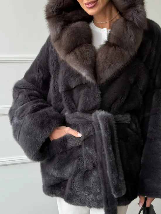 Графитовая шуба с капюшоном из куницы