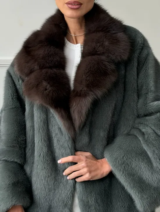 Красивая шуба из меха норки с воротником из куницы