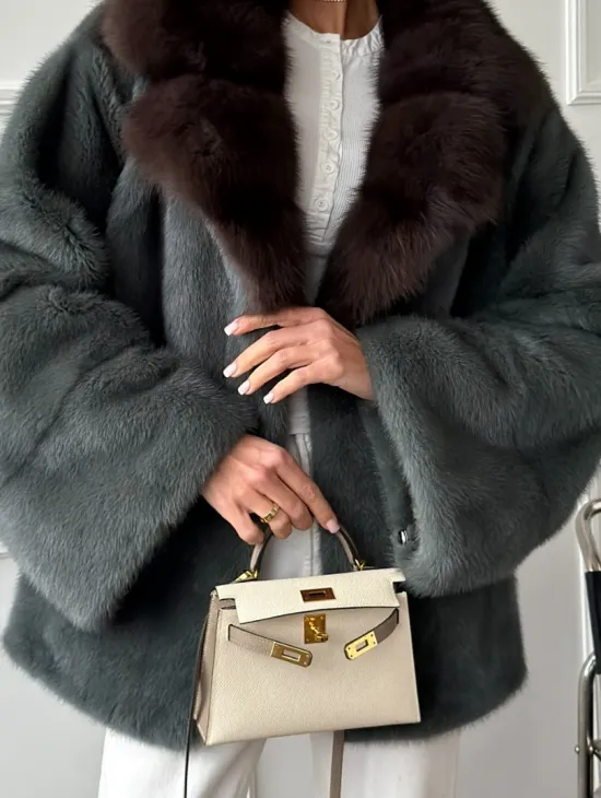 Красивая шуба из меха норки с воротником из куницы