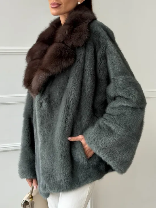 Красивая шуба из меха норки с воротником из куницы