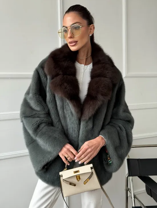 Красивая шуба из меха норки с воротником из куницы