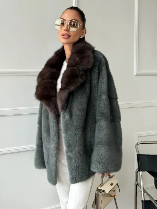 Красивая шуба из меха норки с воротником из куницы