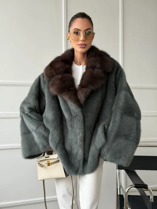 Красивая шуба из меха норки с воротником из куницы