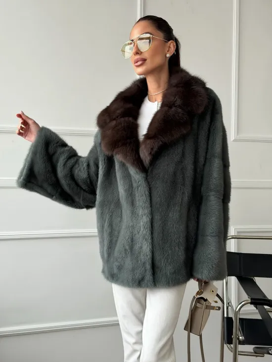 Красивая шуба из меха норки с воротником из куницы