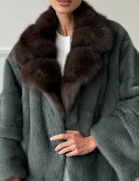 Красивая шуба из меха норки с воротником из куницы