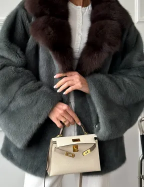 Красивая шуба из меха норки с воротником из куницы