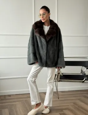 Красивая шуба из меха норки с воротником из куницы