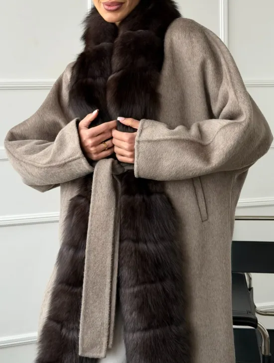 Длинное пальто с мехом финского песца